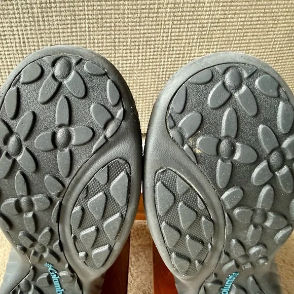 Columbia Silver & Black Slip On Winter Boots 9.5 - Picture 7 of 11